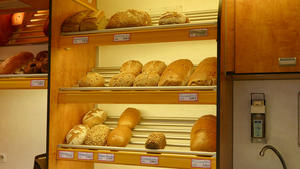 In einer Auslage beim Bcker liegen verschiedene Sorten Brot.