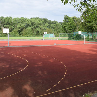 Blick auf ein Kleinspielfeld mit Basketballkörben.