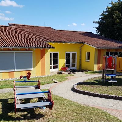 Außenanlage der Kindertagesstätte Am Hopfengarten mit verschiedenen Spielgeräten.