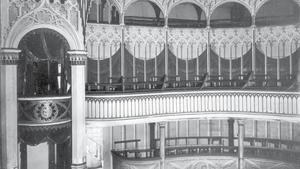 Schwarzweißaufnahme mit Blick auf die Ränge und Logen des Schlosstheaters um 1900