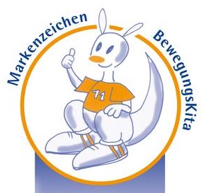 Logo mit der Aufschrift "Markenzeichen BewegungsKita". In der Mitte sitzt ein gezeichnetes Känguruh, angezogen mit T-Shirt und Turnschuhen.