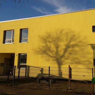Das große gelbe Gebäude der AWO-Krippe Okerknirpse.