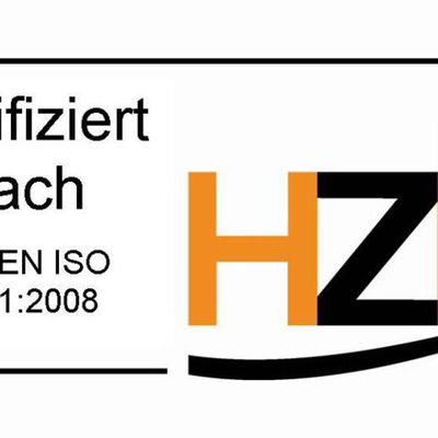 Neben den VERSALIEN HZA steht "Zertifiziert nach DIN EN ISO 9001:2008 durch"