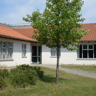 Ein Teil der Außenanlage und das Gebäude der Kindertagesstätte Kilindum.