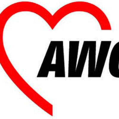 Logo. Über dem Rand eines roten Herzens stehen die Buchstaben AWO.