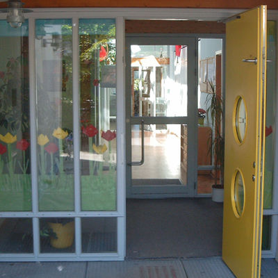 Eingangsbereich des Kindergartens Martin Luther mit offen stehender Tür.