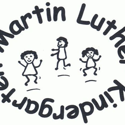 Das schwarz-weiße Logo zeigt den Schriftzug Martin Luther Kindergarten mit drei hüpfenden Kindern.
