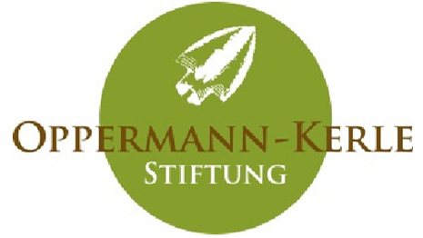 Logo der Oppermann-Kerle Stiftung mit braun-weißer Schrift auf olivgrünem Grund und einer weißen Abbildung, ähnlich einer Pfeilspitze