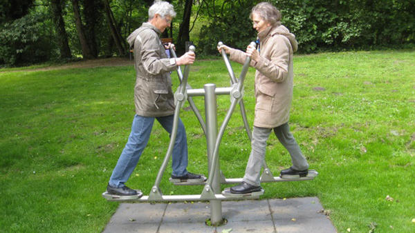 Zwei ältere Frauen stehen auf einem Outdoor-Step-Gerät