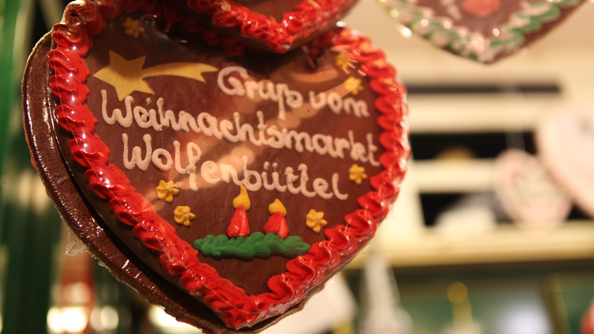 Auf einem Lebkuchenherz steht "Grüße vom Weihnachtsmarkt Wolfenbüttel"