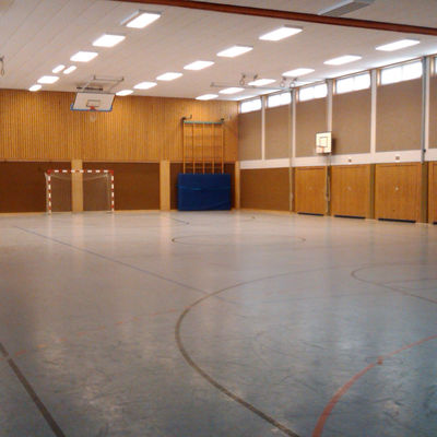 Innenansicht der leeren oberen Sporthalle der Wilhelm-Busch-Grundschule