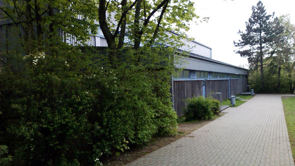 Außenansicht der Doppelsporthalle Leibniz Realschule