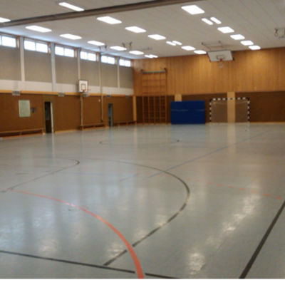 Innenansicht der leeren Doppelsporthalle Leibniz Realschule