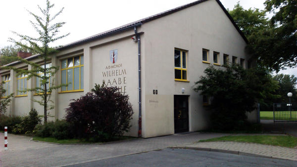 Außenansicht der Einfachsporthalle Wilhelm-Raabe-Schule (alte Halle)