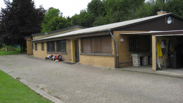 Außenansicht des Gebäudes des FC Arminia Adersheim
