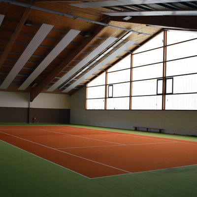 Blick in eine Halle mit einem Tennisplatz.
