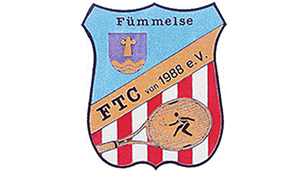 Logo: Im oberen Teil blau mit dem Wappen von Fümmelse und der Aufschrift "Fümmelse". Darunter ein schräger goldener Streifen mit der Aufschrift "FTC von 1988 e.V.". Anschließend ein rot-weiß gestreifter Bereich mit einem Tennisschläger und einem stilisierten Tennisspieler.