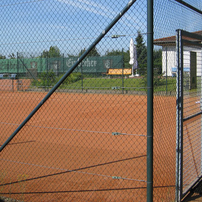 Blick auf mehrere Tennisplätze.