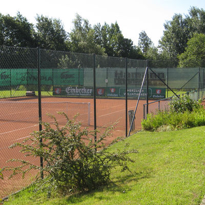 Blick auf mehrere Tennisplätze.