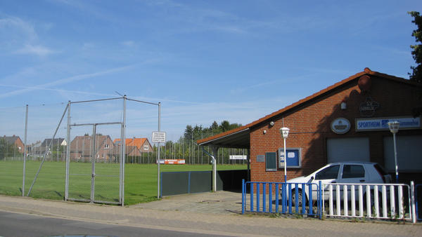 Blick auf das Sportheim. Links daneben liegt ein Rasen-Fußballplatz.