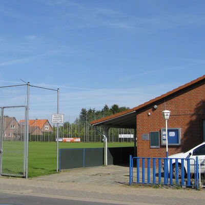 Blick auf das Sportheim. Links daneben liegt ein Rasen-Fußballplatz.