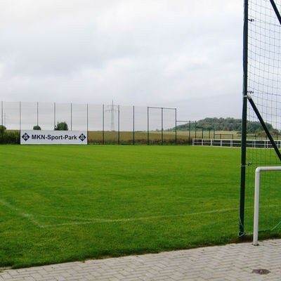 Blick über die Rasenfläche mit Schild "MKN-Sport-Park" des BV Germania C-Platzes