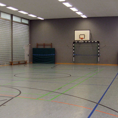 Innenansicht der Sporthalle Salzdahlum mit Basketballkorb an der Hallenwand
