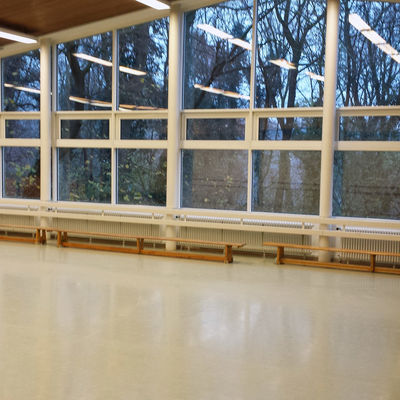 Blick in den Gymnastiksaal der Doppelturnhalle Landeshuter Platz  mit großer Fensterfront