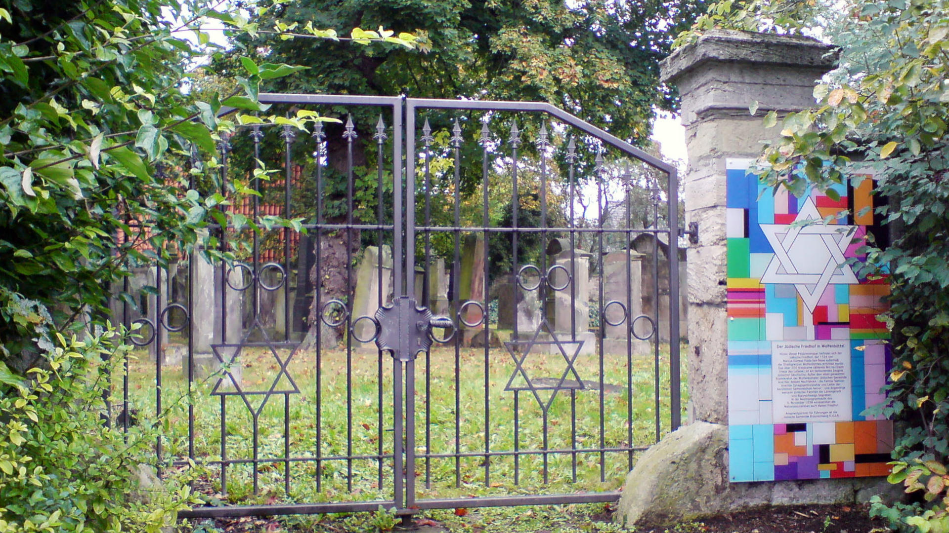 Der jüdische Friedhof in Wolfenbüttel ist im Denkmalatlas Niedersachsen verzeichnet.