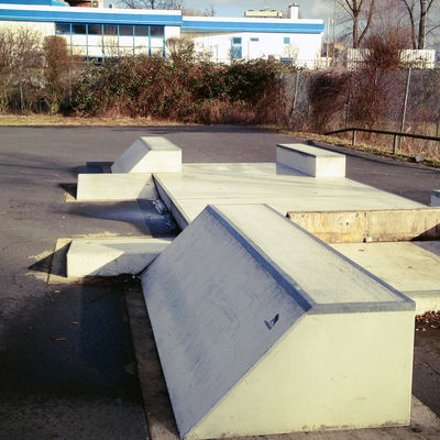 Betonelemente auf dem Skateplatz, die zum skaten genutzt werden können