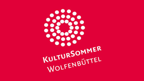 Weißes Logo des Kultursommers Wolfenbüttel auf rotem Grund.