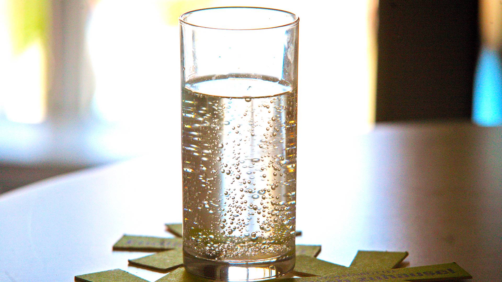 Ein Glas mit Sprudelwasser.