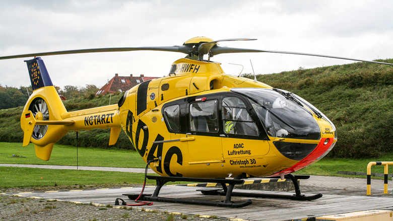 Eine Nahaufnahme eines gelben Hubschraubers mit den schwarzen Aufschriften "Notarzt", "ADAC" und "ADAC Luftrettung Christoph 30".