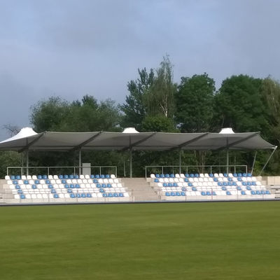 Blick über den Sportplatz-Rasen auf die Tribüne des Sportparks Meesche. Der Schriftzug MEESCHE wird aus den farbig unterschiedlichen Sitzen gebildet.