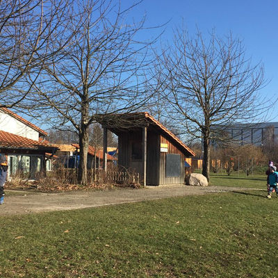 Grünfläche und Gebäude einer Kindertagesstätte.