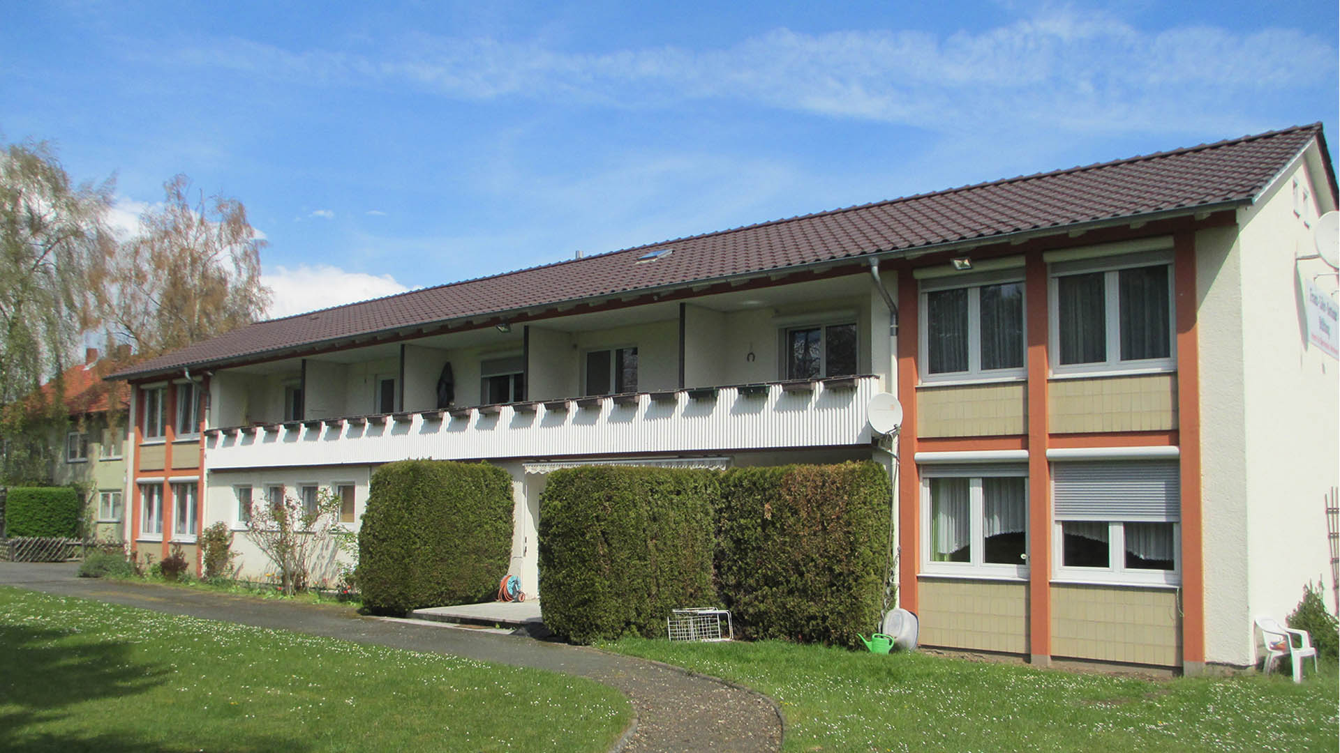Blick auf das Alters-Wohnheim der Franz-Löhr-Sottmar-Stiftung, ein Reihenhaus mit mehreren Wohneinheiten.