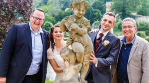 Die beiden Bürgermeister Heiko Breithaupt (l.) und Thomas Pink (r.) gratulierten einem Brautpaar, dass gerade im Kleinen Schloss getraut wurde