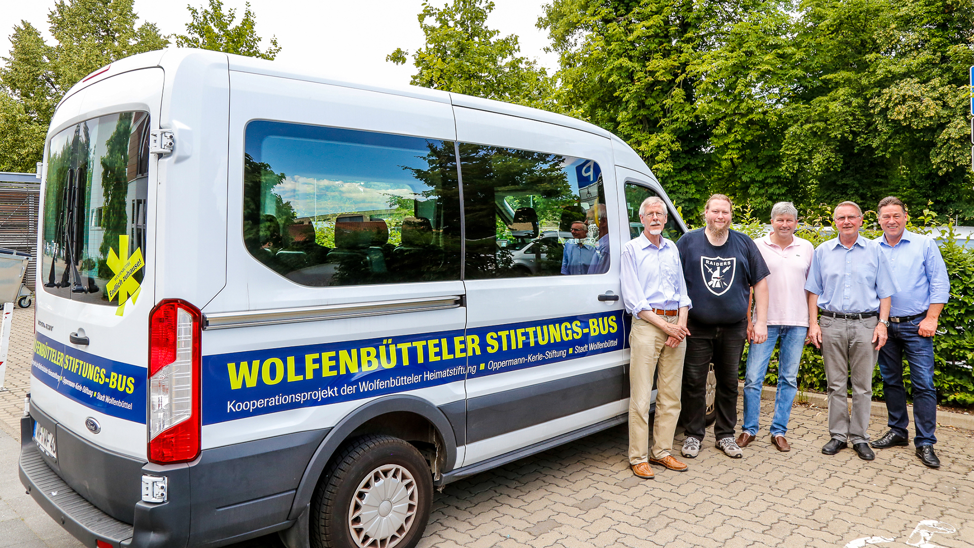 Im Rahmen des Projekts »Stiftungsbus« unterstützen die »Wolfenbütteler Heimatstiftung« und die »Oppermann-Kerle-Stiftung« die Stadt Wolfenbüttel und finanzieren über die kommenden Jahre einen Ford Transit, in den Gemeinschaftsunterkünften der Kommune für die Integrationsarbeit zum Einsatz kommt.