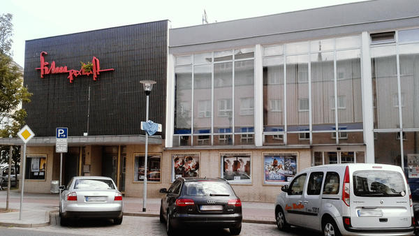 Fassade des Kinos "Filmpalast" in Wolfenbüttel vor dem Autos parken.