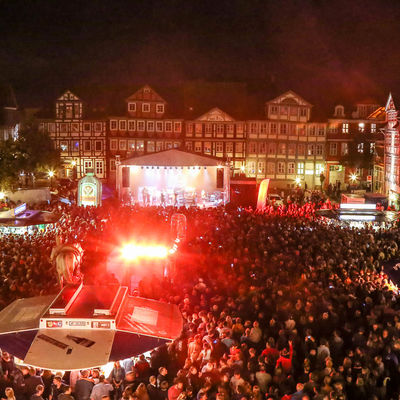 Auf dem Stadtmarkt in Wolfenbüttel steht eine Bühne. Der Platz ist mit Zuschauern übersät.