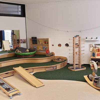 Ein Raum mit Spielzeugen in einer Kindertagesstätte.