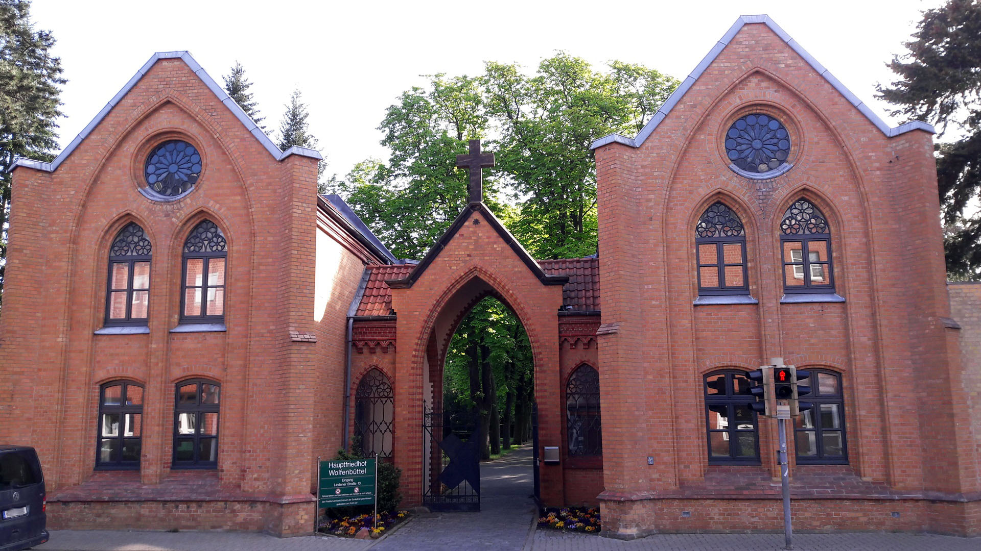Eingangsportal des Hauptfriedhofes Wolfenbüttel.