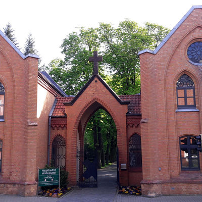Eingang Hauptfriedhof Lindener Straße und Friedhofsverwaltung