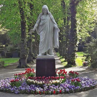 Christus-Statue auf dem Hauptfriedhof an der Lindener Straße.