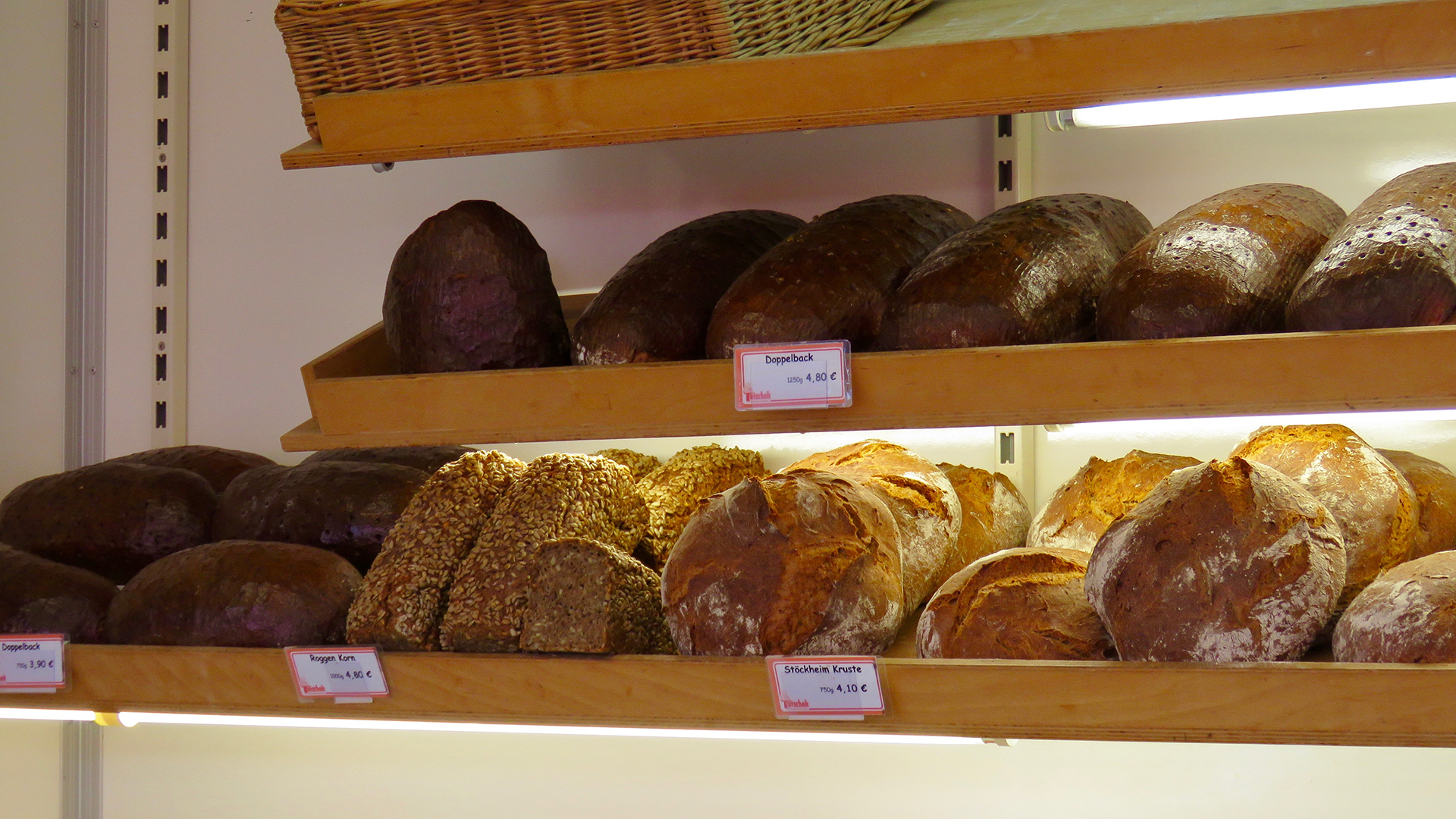 In zwei Auslagen liegen mehrere Laibe Brot in verschiedenen Sorten.