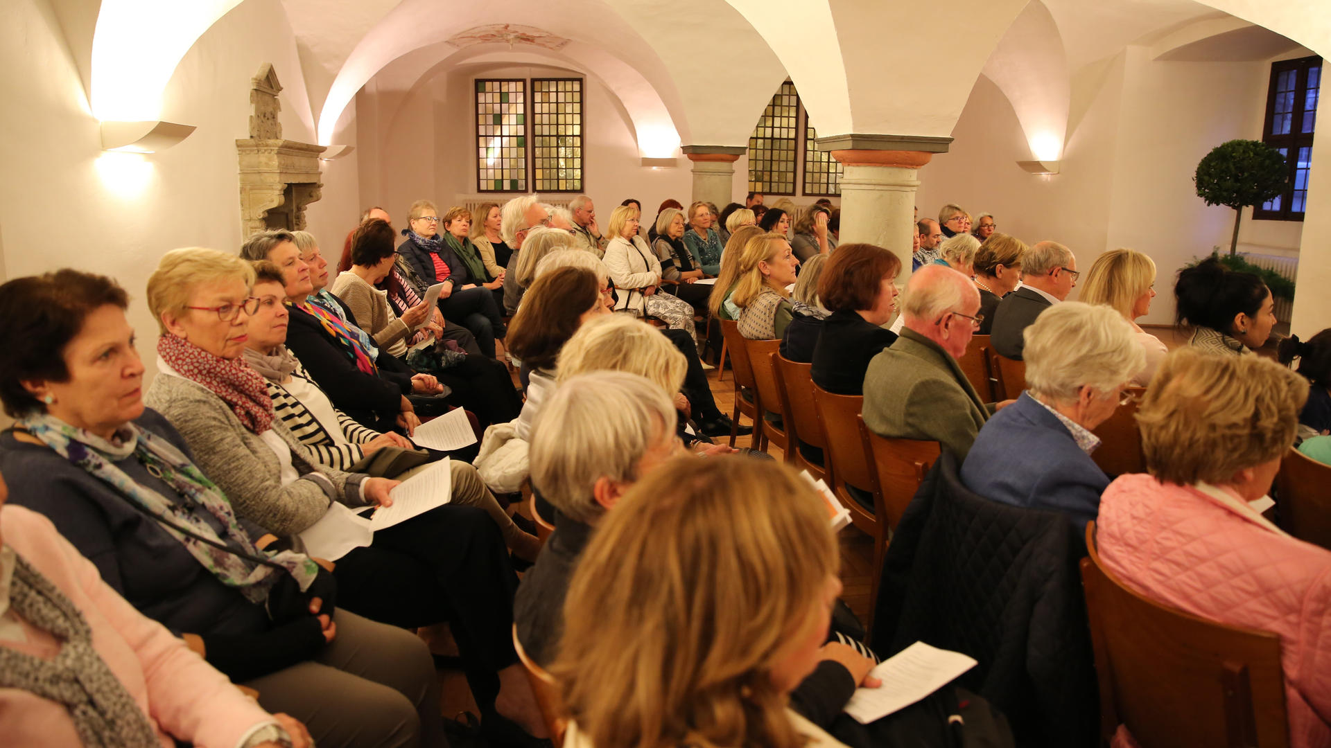 Im Renaissancesaal im Wolfenbütteler Schloss sind alle Plätze mit Zuhörerinnen und Zuhörern besetzt.