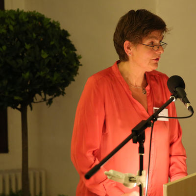 190. Geburtstag von Henriette Schrader-Breymann: Simone Reese, Vorsitzende der hiesigen Arbeitsgruppe "frauenORT" und Gleichstellungsbeauftragte der Stadt Wolfenbüttel, bei ihrer Ansprache.