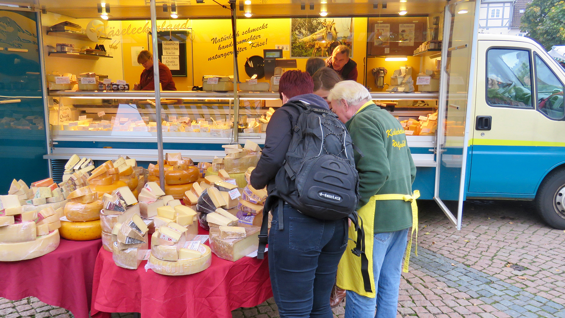 Der Stand des Käseleckerlandes auf dem Wolfenbütteler Wochenmarkt.