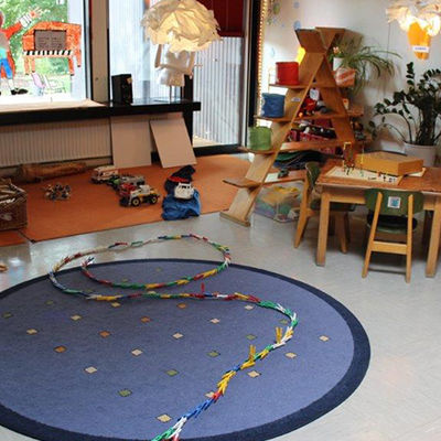 Aufenthaltsraum in einer Kindertagesstätte mit Kinderspielzeugen.