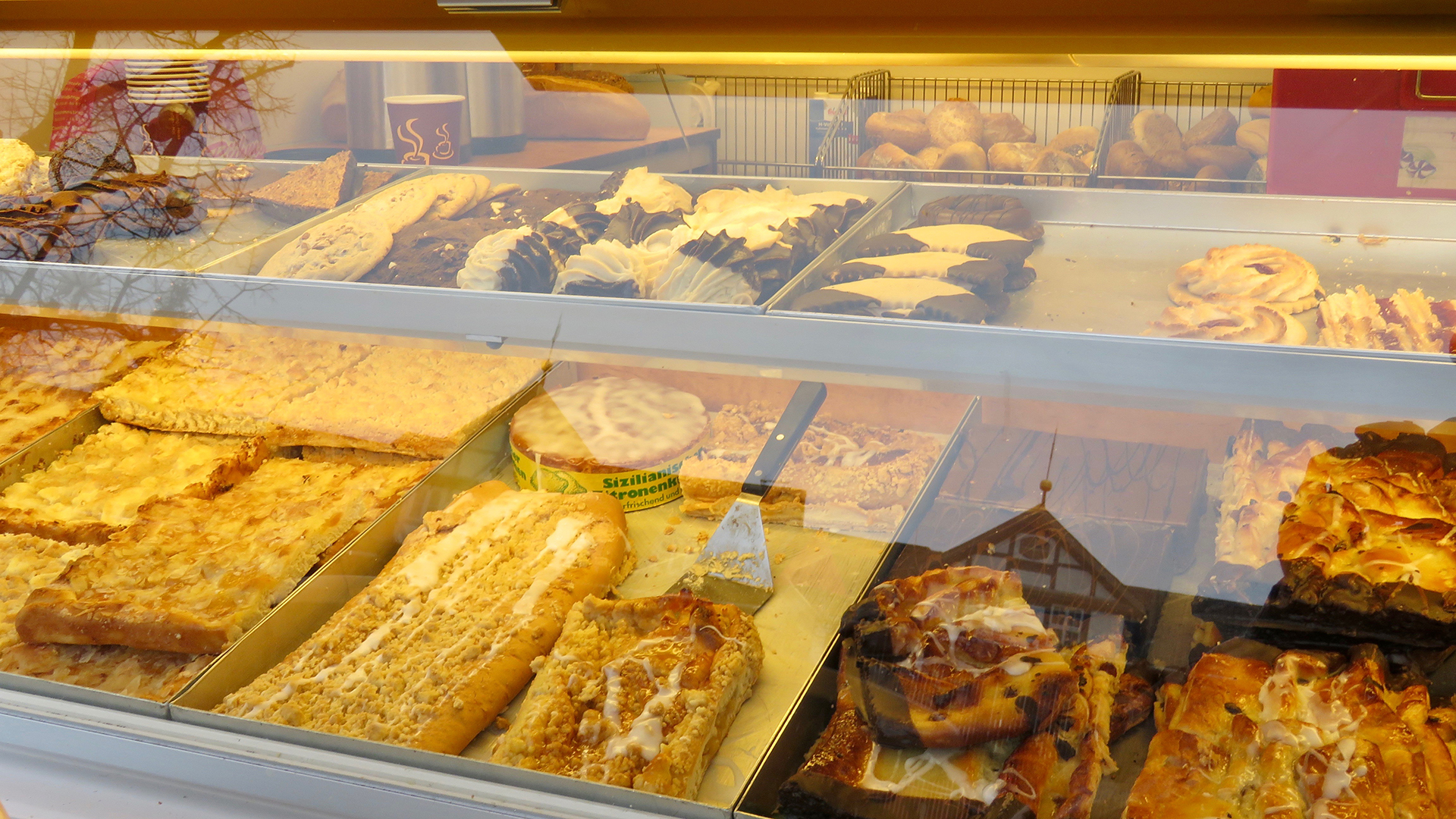 In einer Auslage eines Bäckers liegt verschiedenes Süßgebäck.